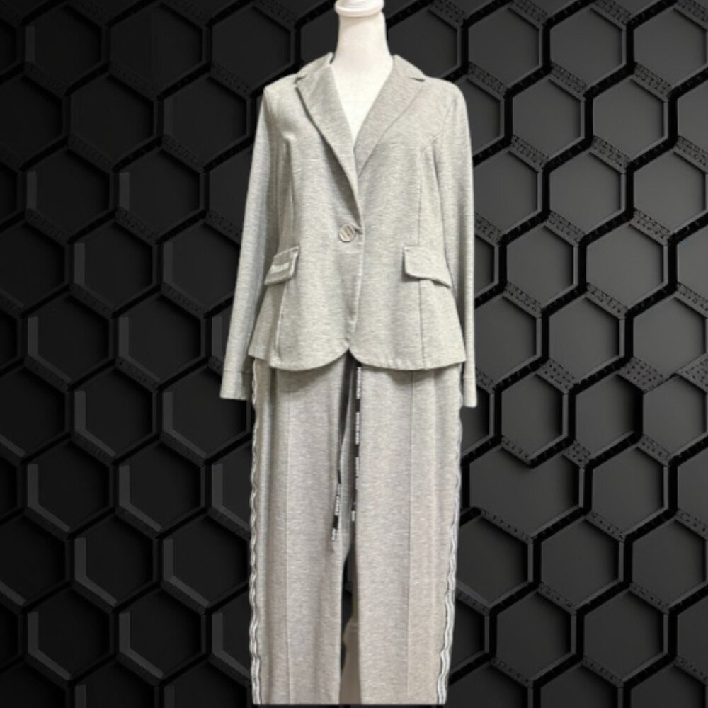 Gray Women's Suit in Sporty-Elegant Style Size: M